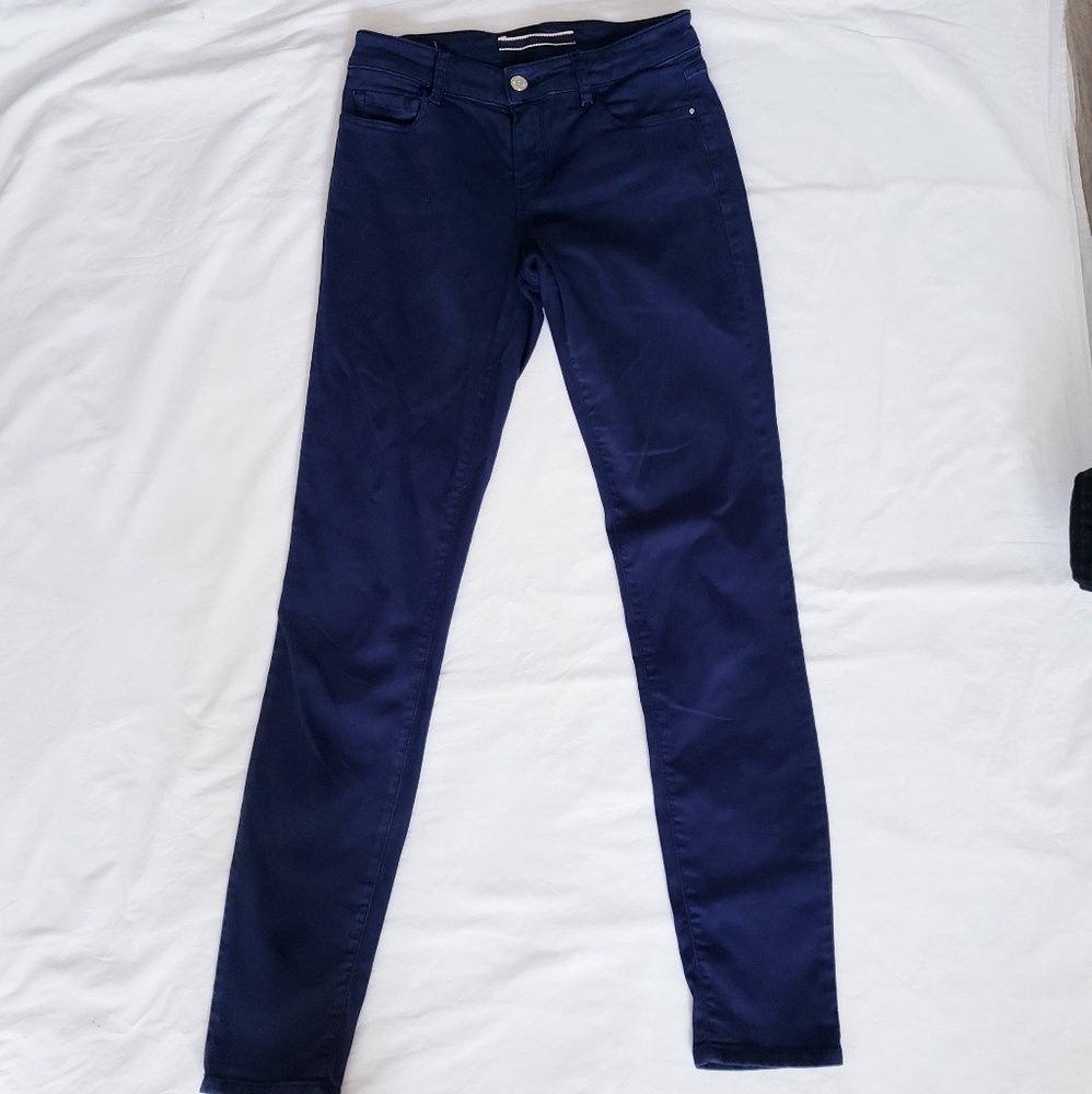 Blue skinny fit pants.